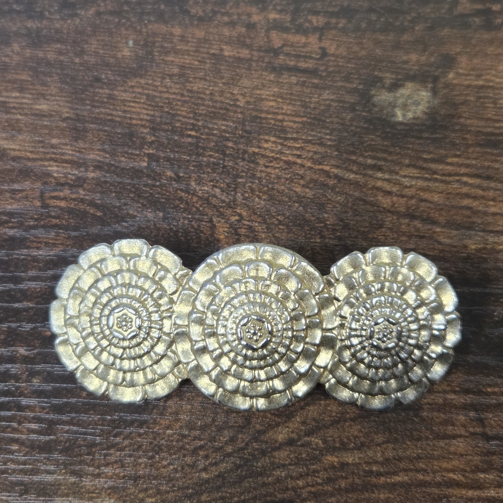 BOGO💖70s Korean Triple Flower Barrette